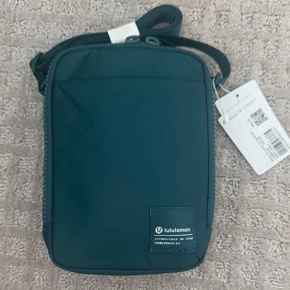 Lululemon Athletica easy access crossbody brand new